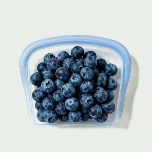 Tiny but mighty! 200ml slim silicone bags perfect for nuts , spices , or makeup. Lays flat like credit card, expands to hold 1 cup snacks!